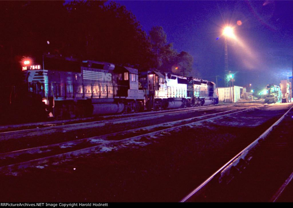 NS 7048 & others at Glenwood yard at night